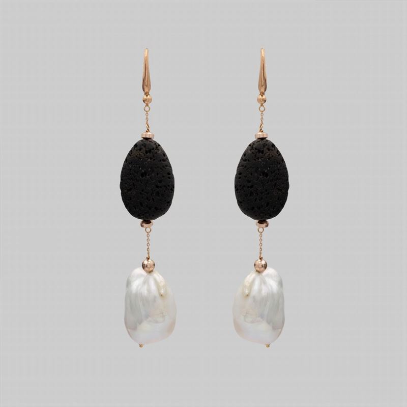 Orecchini Pendenti in Oro Giallo 18kt Pietra Lavica e Perla Scaramazza di Acqua Dolce