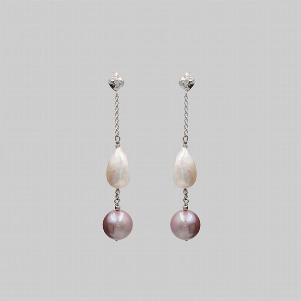 Orecchini pendenti in oro bianco 18kt e perle di acqua dolce
