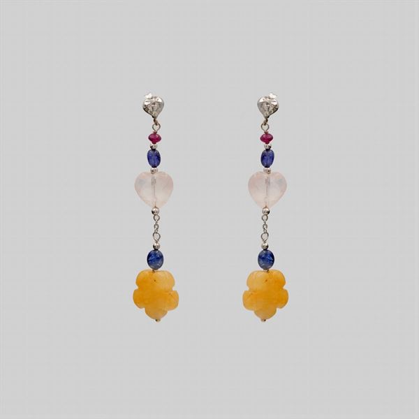 Orecchini pendenti in oro bianco 18kt e zaffiri, rubini, quarzo rosa e giallo
