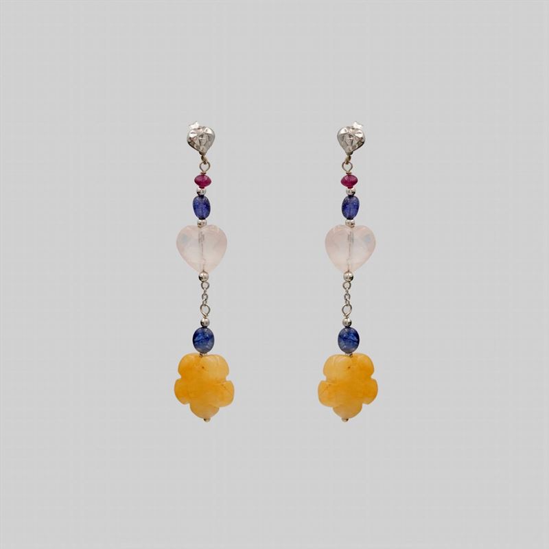 Orecchini Pendenti in Oro Bianco 18kt e Zaffiri, Rubini, Quarzo Rosa e Giallo