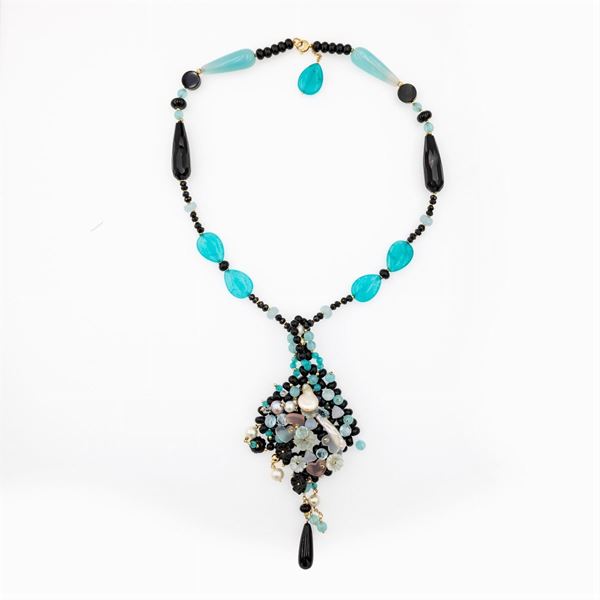Collana in oro giallo 18kt onice nero, calcedonio, perle e quarzi