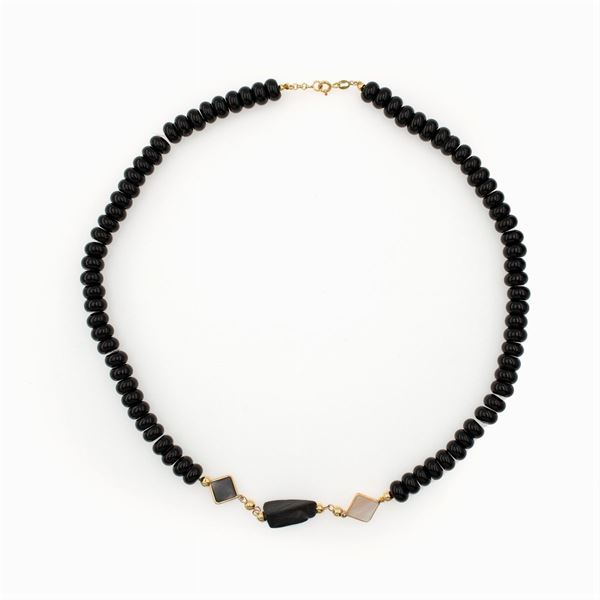 Collana in oro giallo 18kt onice nero, madreperla e pietra lavica
