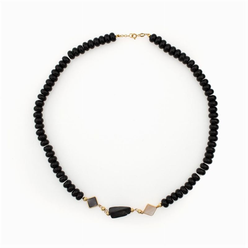 Collana in Oro Giallo 18kt Onice Nero, Madreperla e Pietra Lavica