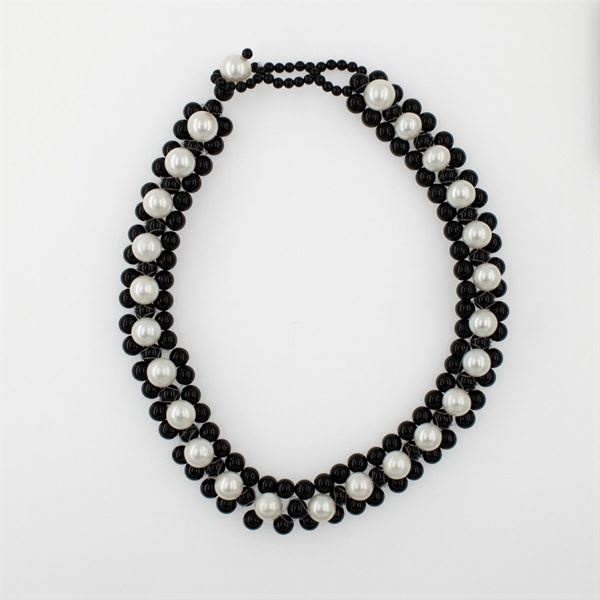 Girocollo in onice nero e perle coltivate, lunghezza 38 cm.