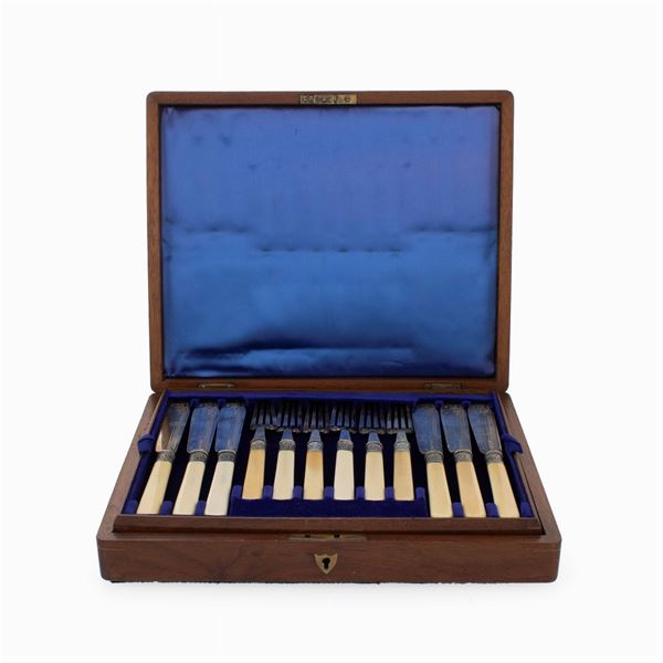 Silvered metal and bone fish cutlery service (24)