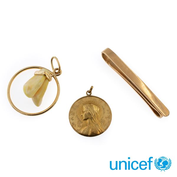 Group of 18kt yellow gold and bone jewels