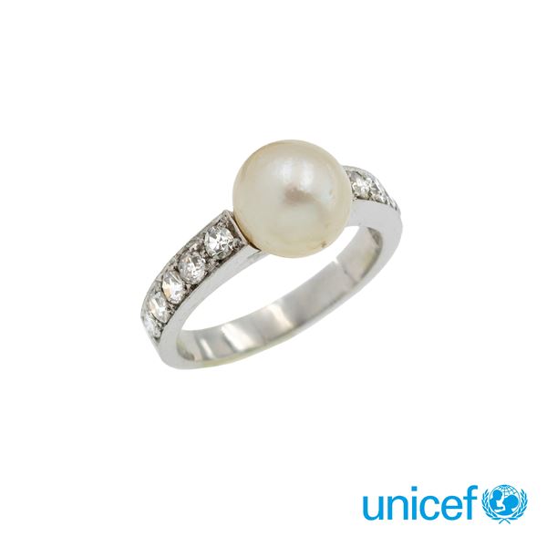 Anello in oro bianco 18kt perla coltivata e diamanti  - Asta Gioielli e Orologi - Colasanti Casa d'Aste