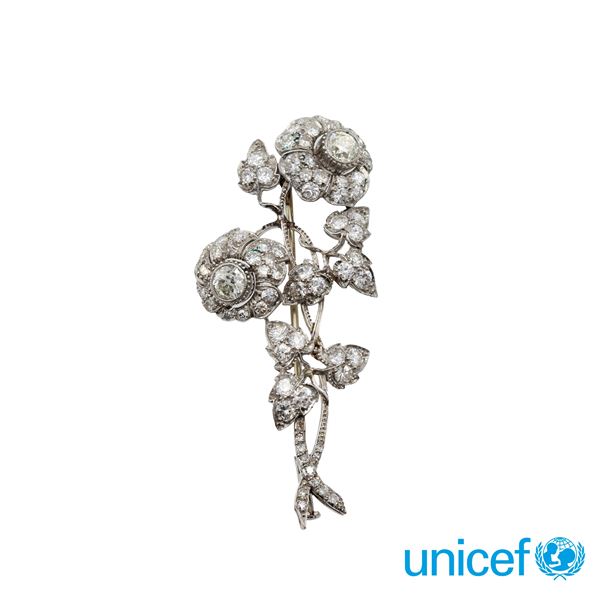 18kt white gold and diamonds Floral motif brooch