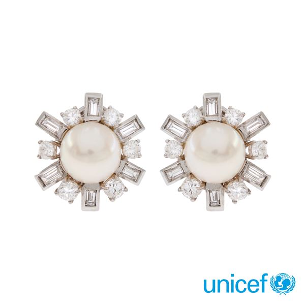 18kt white gold lobe earrings with cultured pearls and diamonds