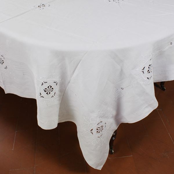 Embroidered linen tablecloth  - Auction Fine Silver and the Art of the Table - Colasanti Casa d'Aste