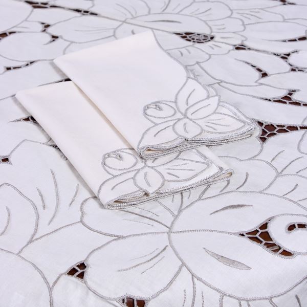 Cotton tablecloth with floral decoration  - Auction Fine Silver and the Art of the Table - Colasanti Casa d'Aste