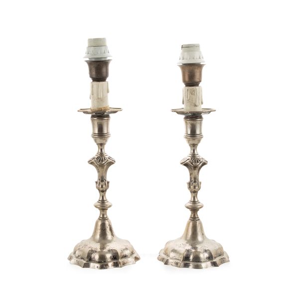Coppia di candelieri in argento elettrificati  (XIX-XX Sec.)  - Asta Argenti e l'Arte della Tavola - Colasanti Casa d'Aste