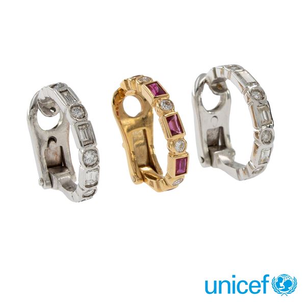 Tre orecchini semicerchi in oro bianco e giallo 18kt  - Asta Gioielli e Orologi - Colasanti Casa d'Aste