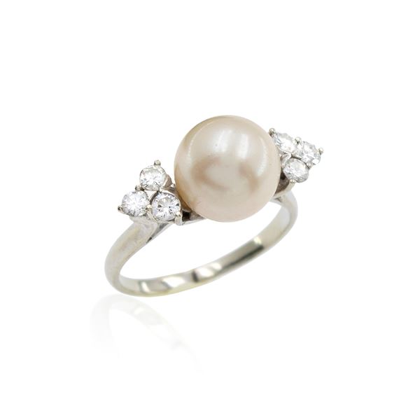 Anello in oro bianco 18kt, perla e diamanti