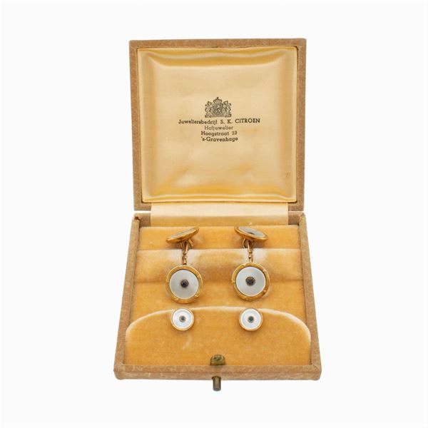 Cufflinks set in 14kt yellow gold and mother of pearl