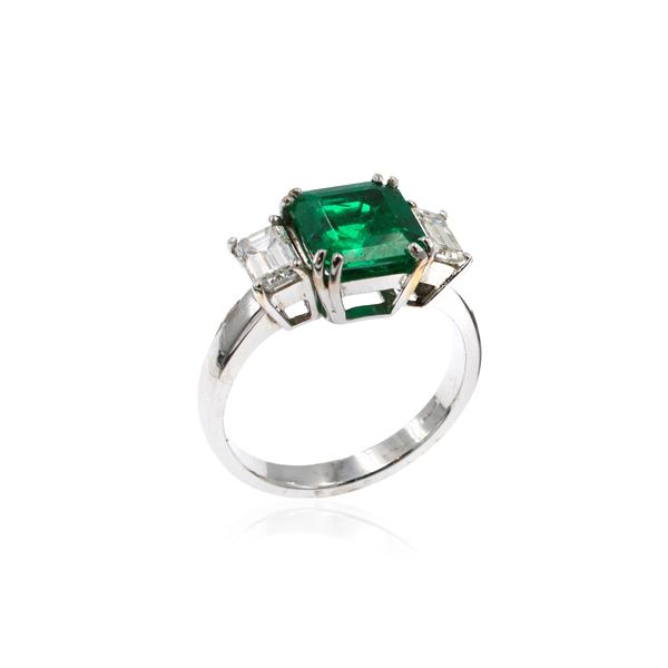 18kt white gold ring with natural Columbian emerald