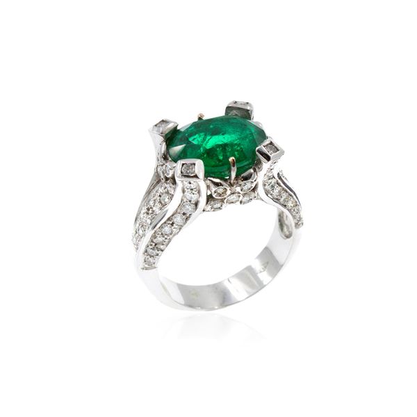 18kt white gold ring with natural emerald