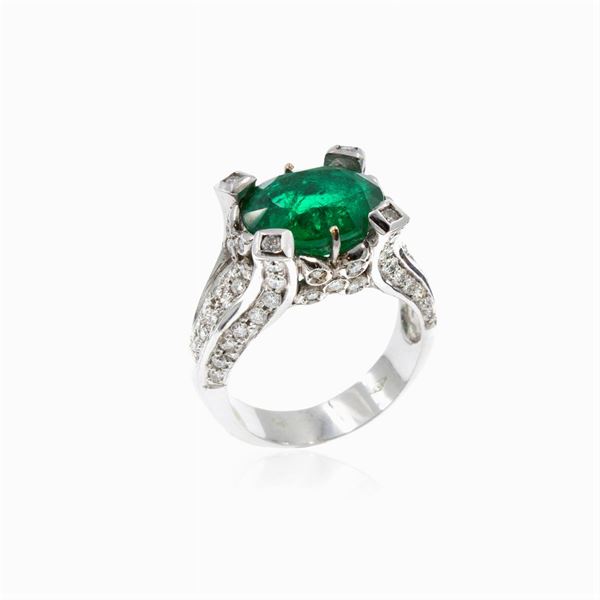 18kt white gold ring with natural emerald