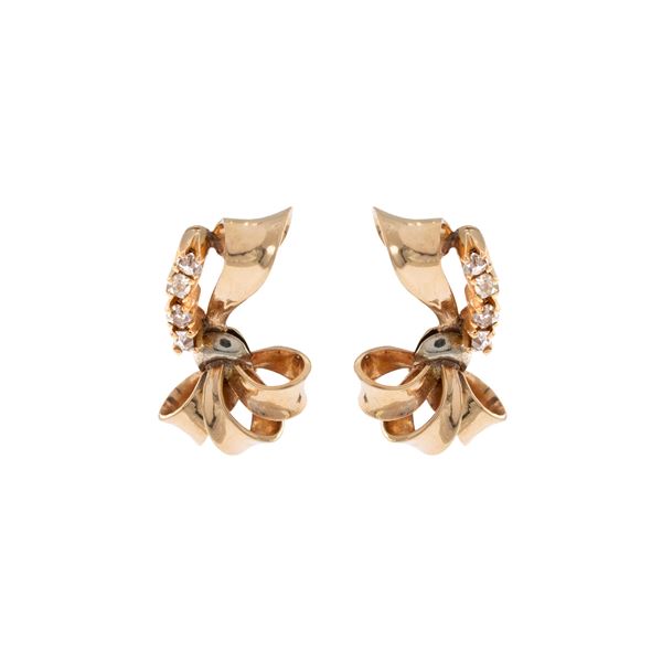 Orecchini a lobo in oro giallo 18kt e rose coroné