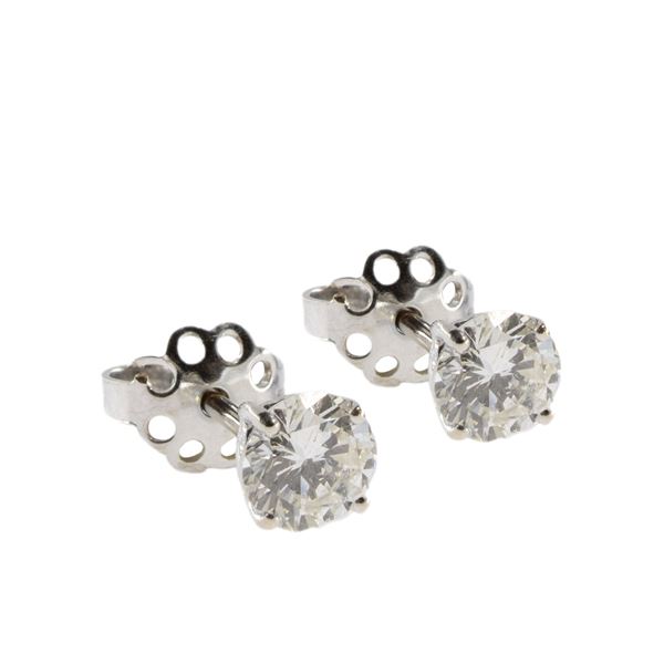 18kt white gold lobe earrings with two diamonds