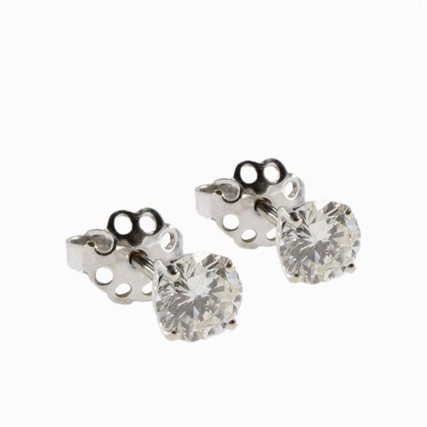18kt white gold lobe earrings with two diamonds