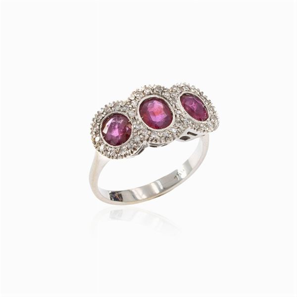 18kt white gold ring with three oval rubies