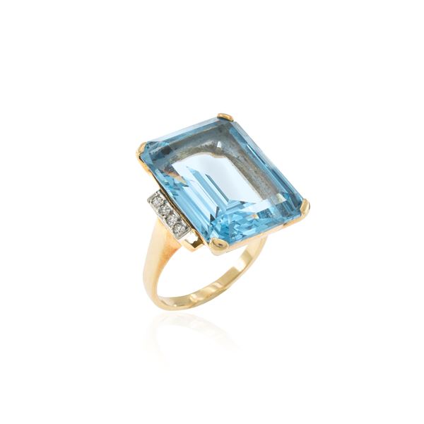 18kt yellow and white gold with blue spinel ring