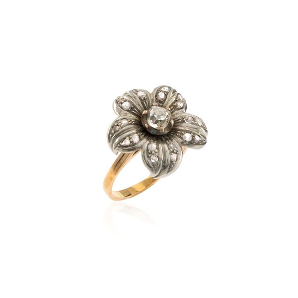 Antico anello fiore in oro giallo 9kt e argento rosa coroné