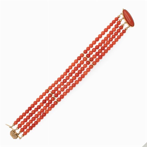 Bracciale in oro giallo 18kt e quattro fili di corallo rosso