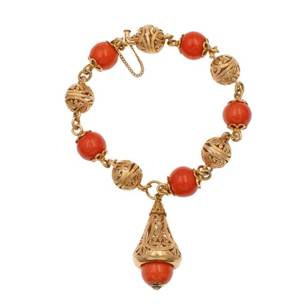 18kt yellow gold and red coral Bracelet with pendant