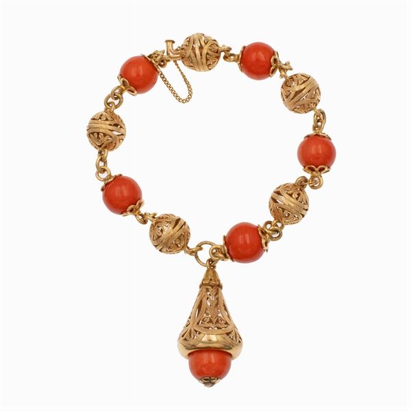 18kt yellow gold and red coral Bracelet with pendant