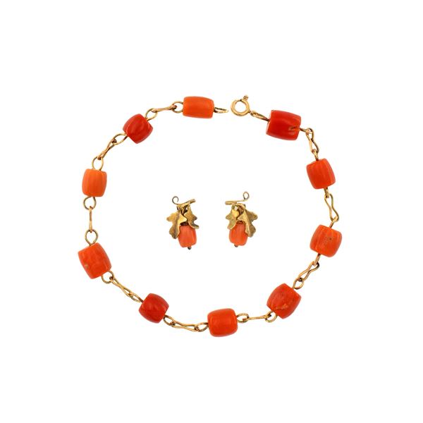 Bracciale e orecchini in oro giallo 18kt e barilotti di corallo