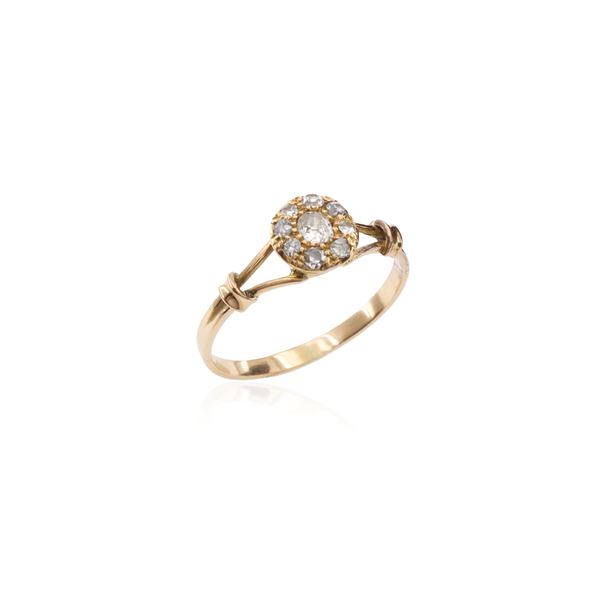 Antico anello in oro giallo 12kt e rose coroné