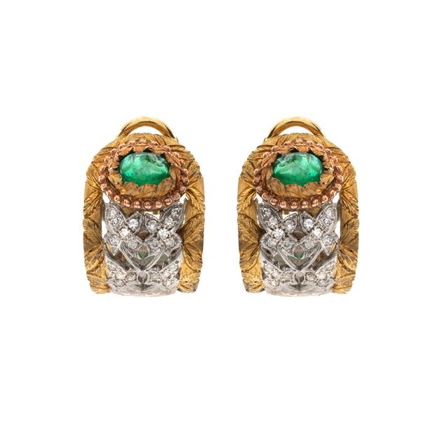 Orecchini a lobo in oro tre colori 18kt smeraldi  (anni 50/60)  - Asta Gioielli Orologi | Fashion Vintage - Colasanti Casa d'Aste