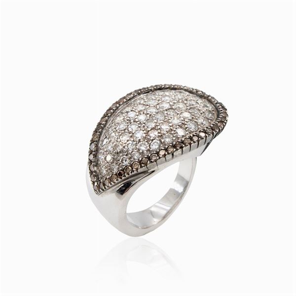 18kt white gold and diamond ring