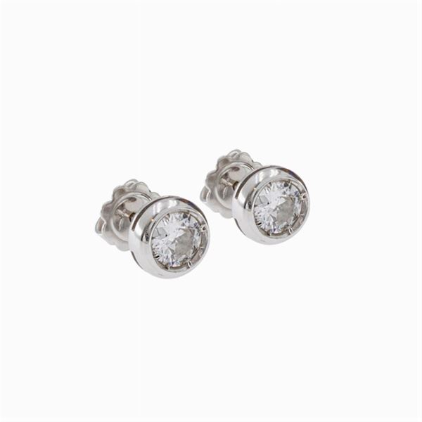 18kt white gold lobe earrings with two diamonds