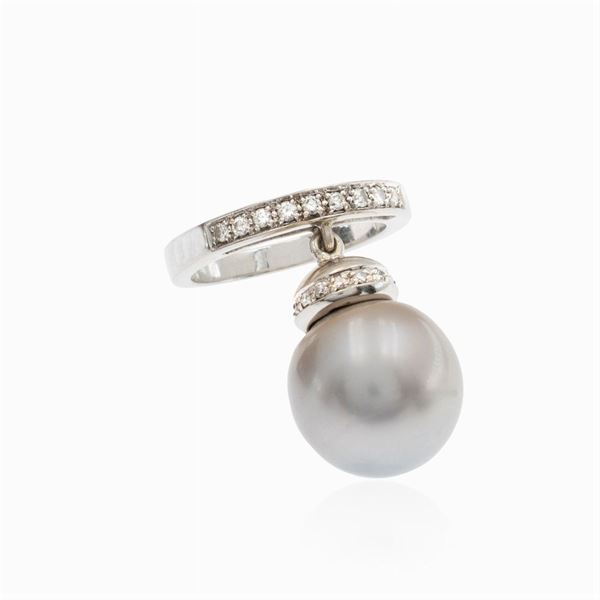 White gold ring with pendant gray pearl