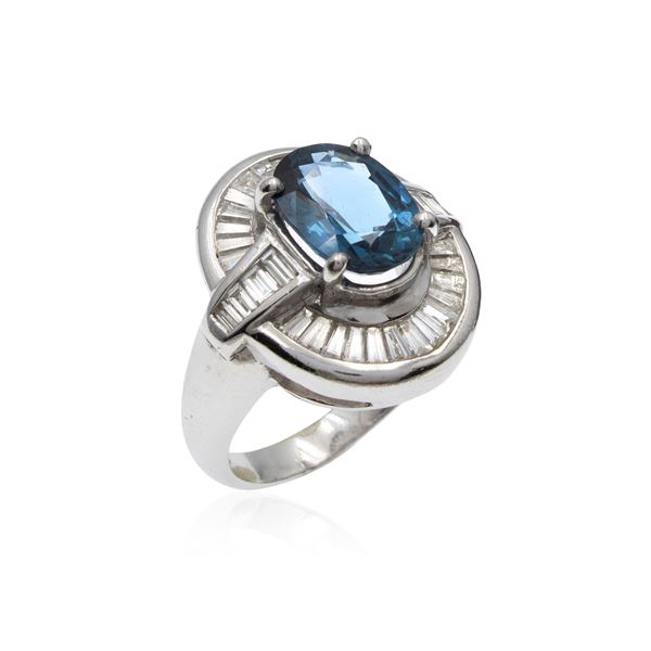 18kt white gold ring with natural sapphire