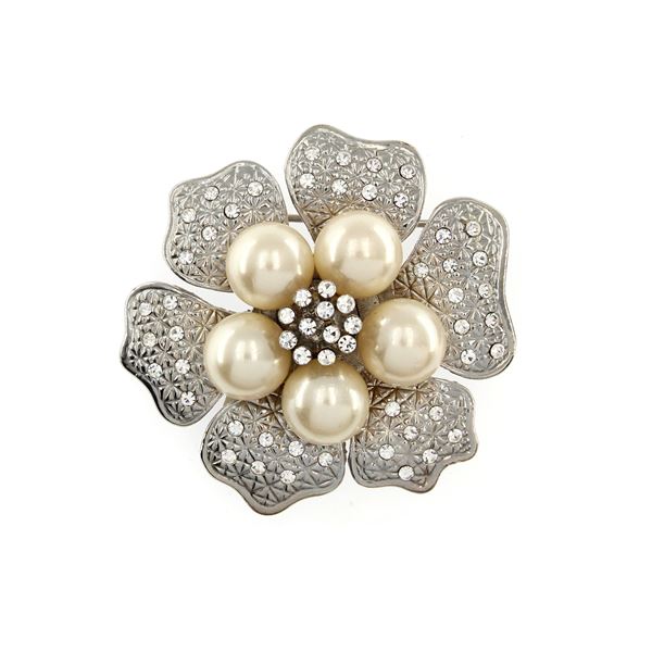 Vintage bijou brooch with floral motif