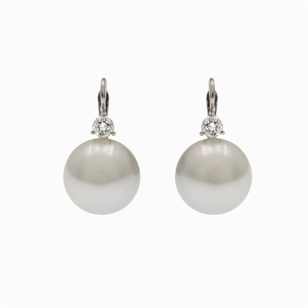 18kt white gold leverback earrings