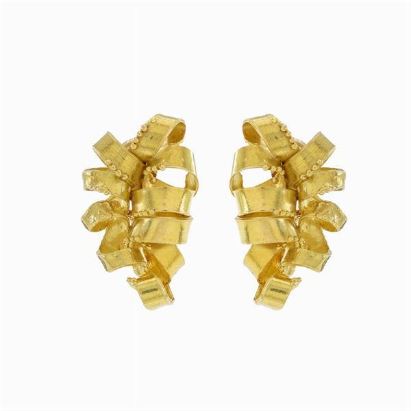18kt yellow gold lobe earrings