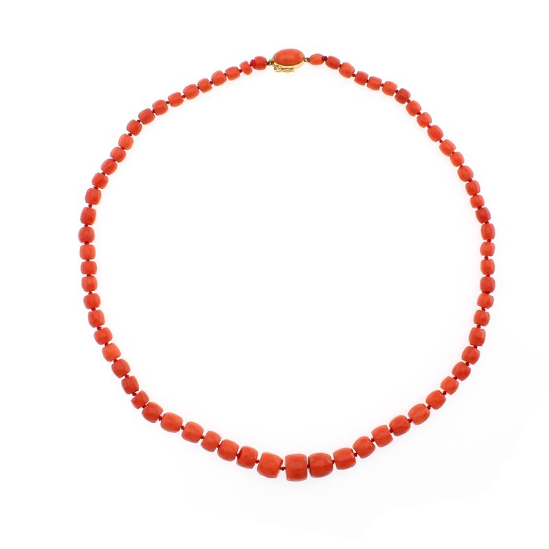 Collana Ad un Filo di Corallo a Barilotti