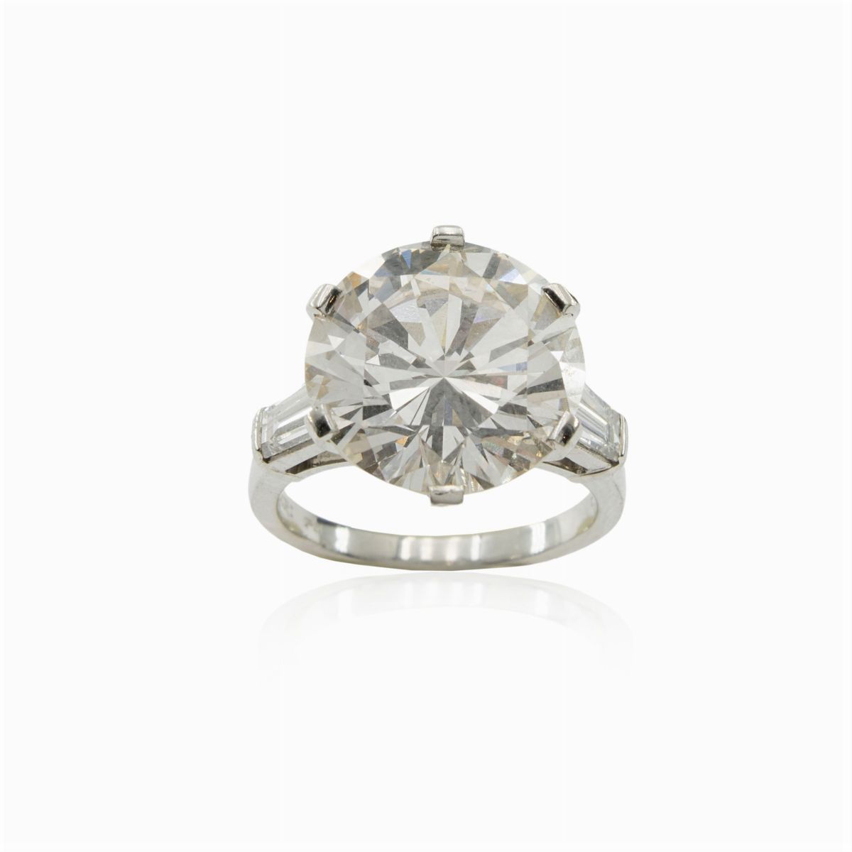 Bulgari Anello in Platino con Diamante Ct 8,12