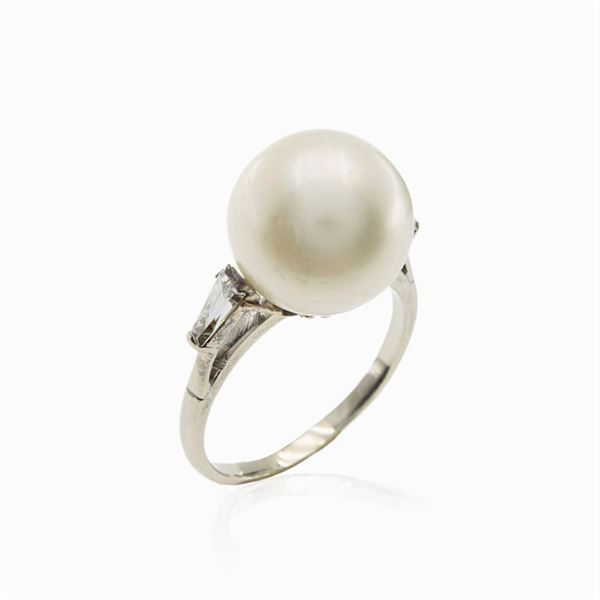 18kt white gold cultured pearl ring