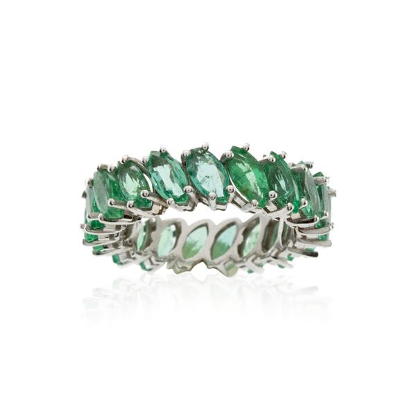 18kt white gold and emeralds band ring
