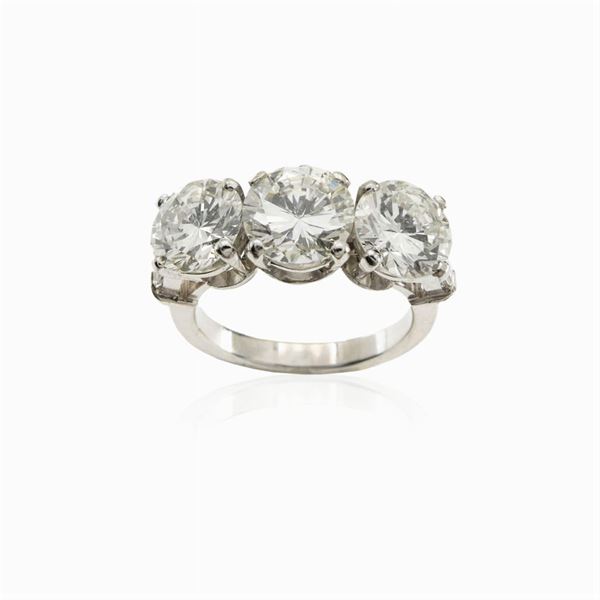 18kt white gold Trilogy ring