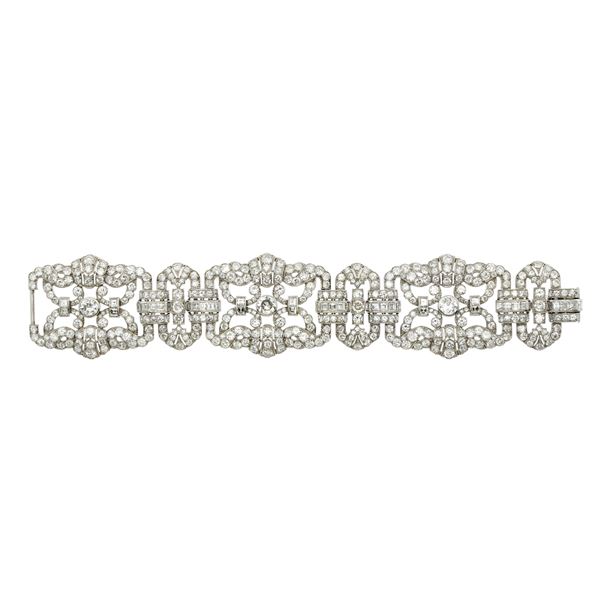 Platinum and diamonds bracelet with geometric motif