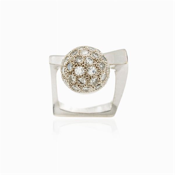 18kt white gold sculpture ring