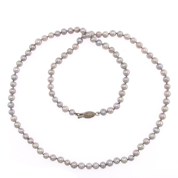 One strand of gray pearls necklace