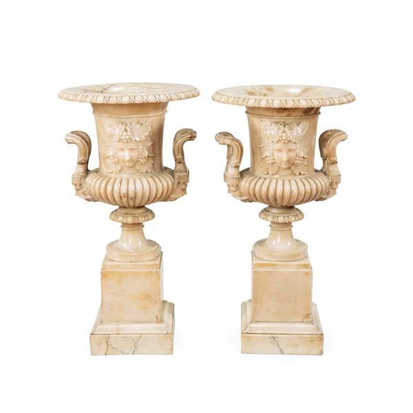 Coppia di vasi a cratere in alabastro a due manici  (Italia, XIX Sec.)  - Asta Arredi, Sculture, Dipinti Antichi e del XIX Secolo - I - Colasanti Casa d'Aste